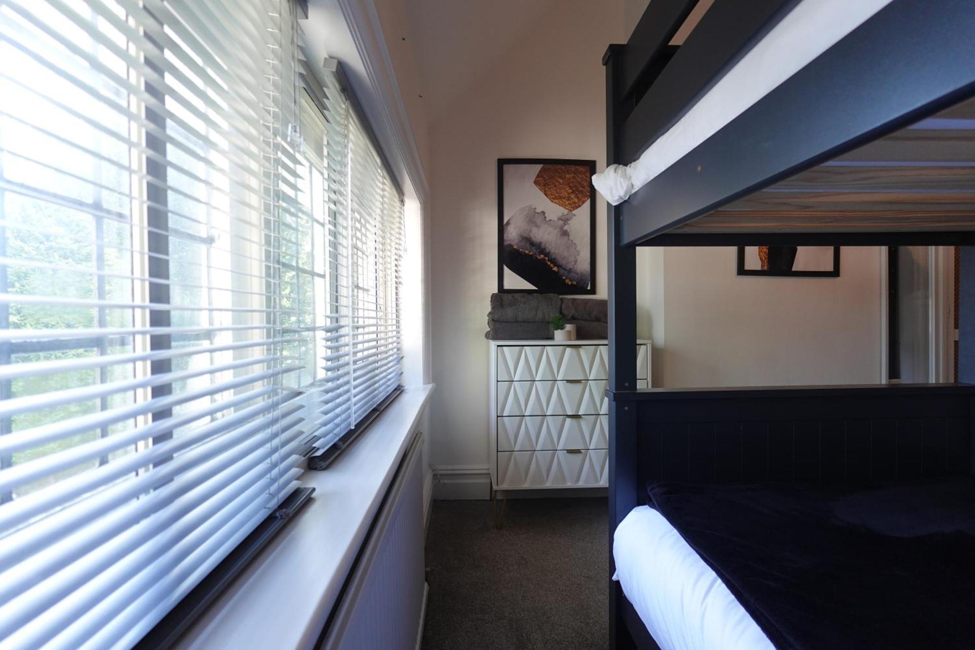 Apartment In Canford Cliffs Close To Sandbanks Beach 풀 외부 사진