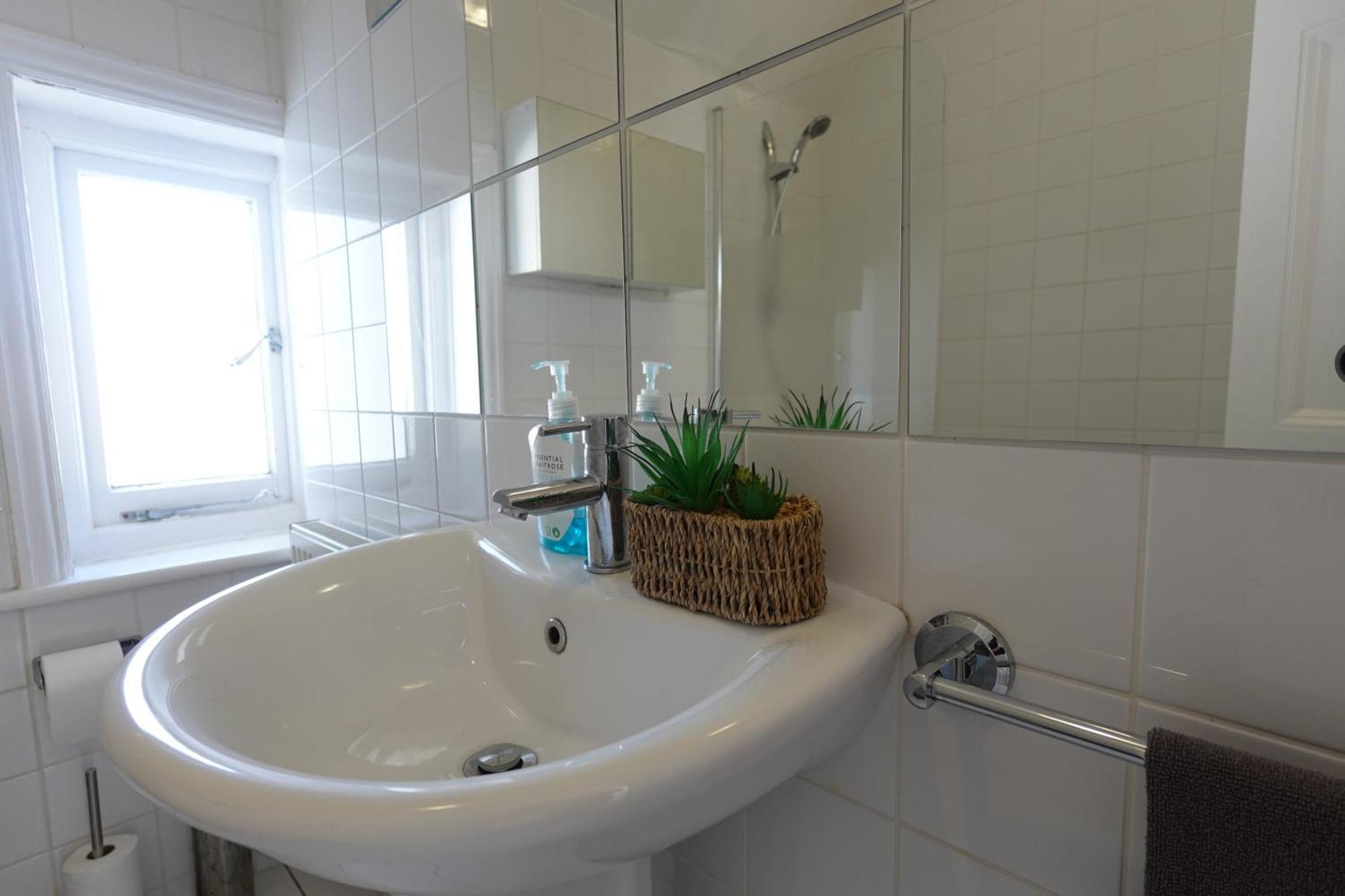 Apartment In Canford Cliffs Close To Sandbanks Beach 풀 외부 사진